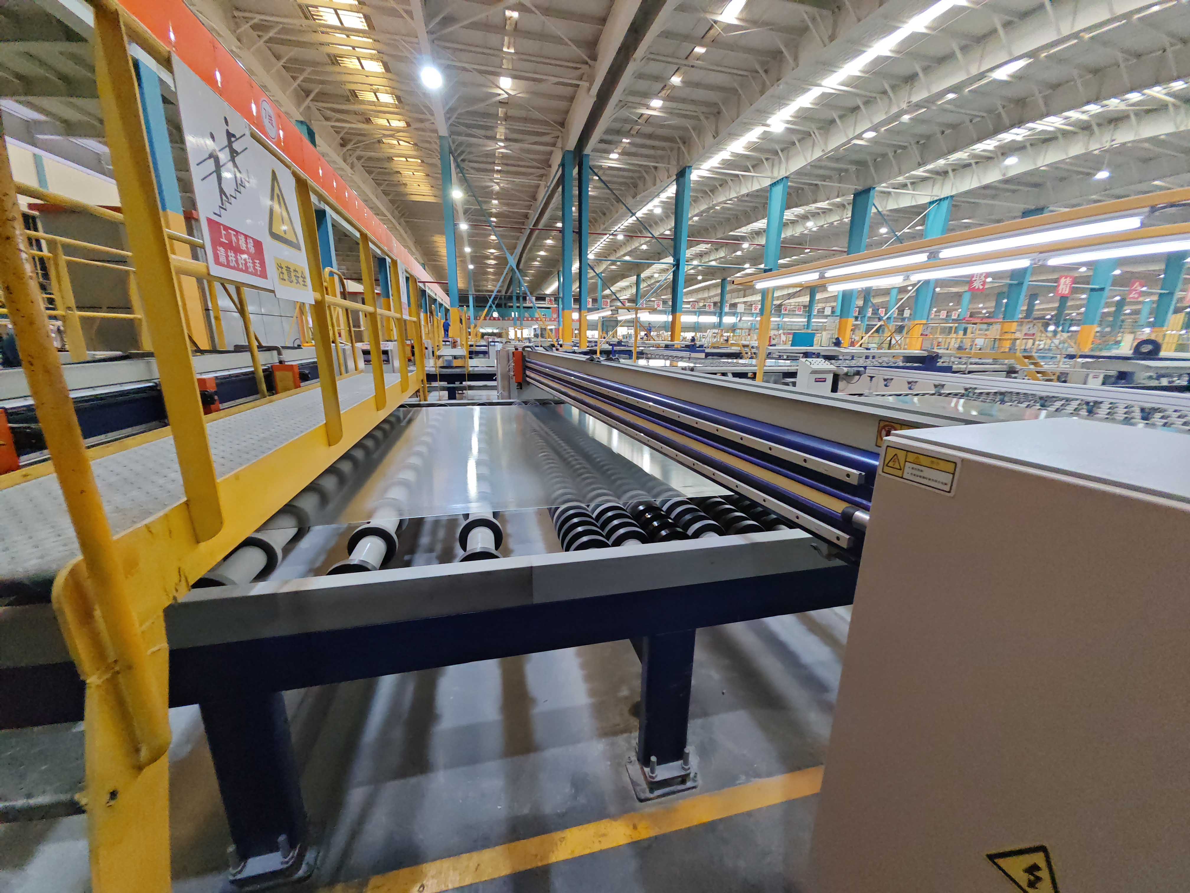 光伏玻璃生产线动画:把1600℃的核心工艺,“烧”给客户看(图3) 光伏玻璃生产线动画:把1600℃的核心工艺,“烧”给客户看(图3)